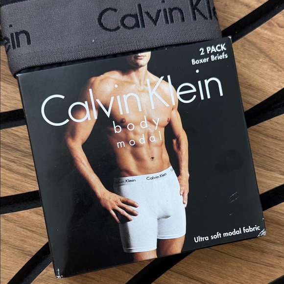 Calvin Klein - Picture 5 of 6